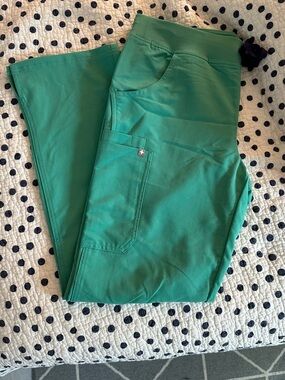 FIGS Women's Surgical Green Scrubs Casma Top/Kade Bottom Size M